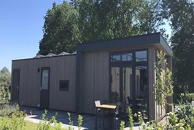 Zeitgenössisches Lakeside Chalet für 4...