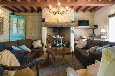 Wunderschönes Ferienhaus mit Pool in Thenon