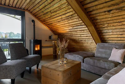 Bungalow mit dekorativem Kamin auf dem...