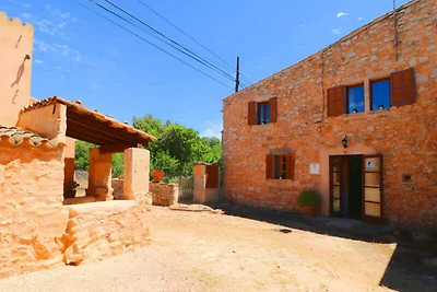 Huis in Es Llombards met zwembad en tuin