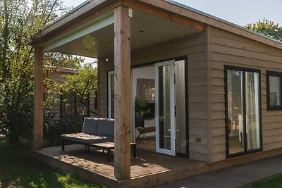 Malerische Lodge am Flussufer mit Whirlpool