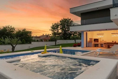 Villa in Juršići mit Schwimmbecken