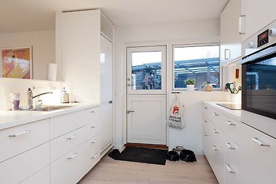 Geräumiges Ferienhaus in Hovedstaden am Meer