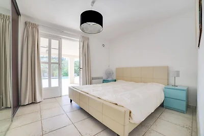 Moderne Villa mit Swimmingpool in...