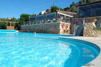 Imponenza scenica, ampio prato e piscina in...