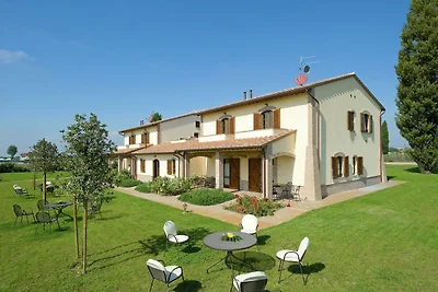 Villa moderna a Cannara con piscina