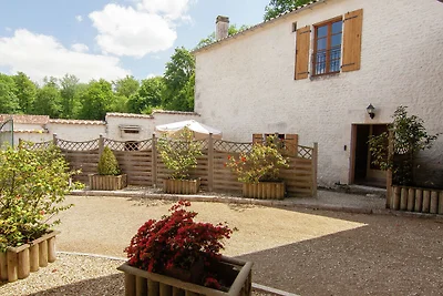 Luxusvilla in Saint-Preuil mit Swimmingpool