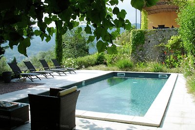 Elegante villa con piscina a Grasse