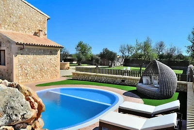 Villa in Buger mit Pool und Spielplatz