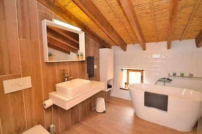 Haus in Llubi mit Pool und Garten