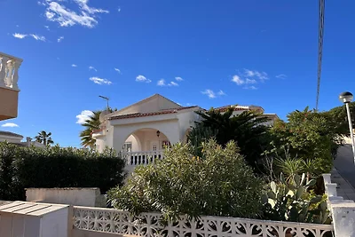 Hübsche Villa mit Terrasse und Pool