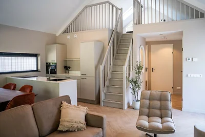 Moderne Luxus-Ökovilla mit Terrasse am Wasser