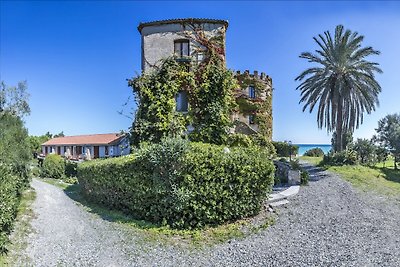 Villa fronte mare con giardino in Calabria