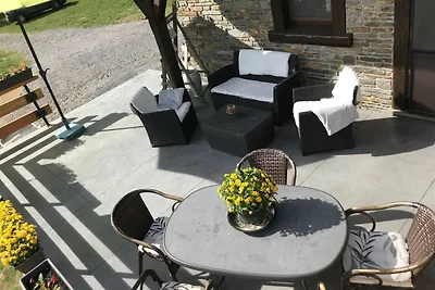 Haus im Grünen auf einem großen Grundstück