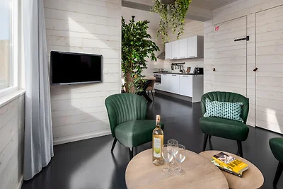 Moderne Lodge am Wasser, im Grünen gelegen