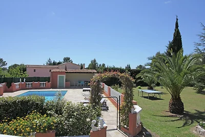 Spaziosa villa a Bagnols en Foret con piscina...