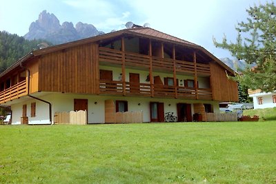 Lovely Chalet in Pozza di Fassa with Garden