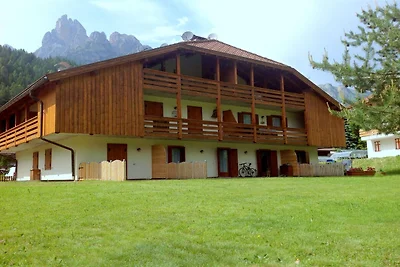 Grazioso chalet a Pozza di Fassa con giardino