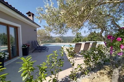 Moderne Villa mit Pool und Garten