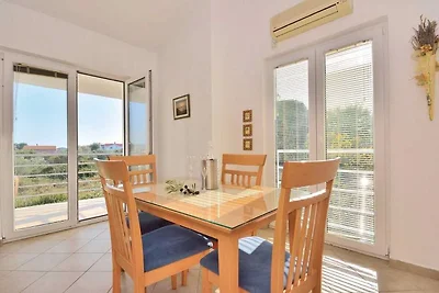 Geräumiges Ferienhaus in Bibinje mit Garten
