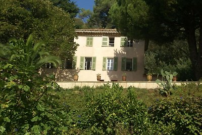 Elegant 18th century villa in Cannes with pri...