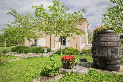 Moderna villa con piscina a Segonzac