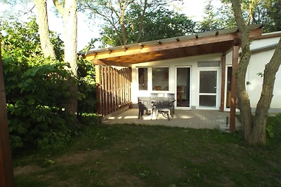 Moderner Bungalow im Ferienpark mit Seezugang