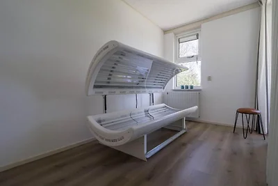 Kompakter Wellness-Bungalow am Wasser