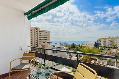 Soggiorno elegante con vista piscina e mare