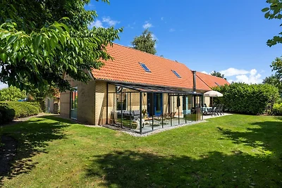 Villa in Andijk mit sonnigem Garten