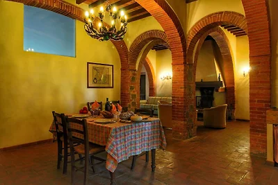 Pittoresca villa con piscina a Sinalunga