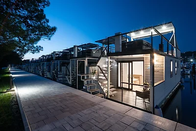 Traumhaftes Hausboot am Meer mit Terrasse