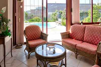 Haus in Plomeur mit Pool und Garten