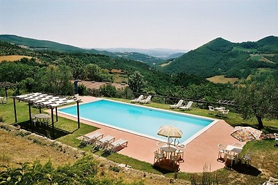 Spazioso casale in Umbria con piscina