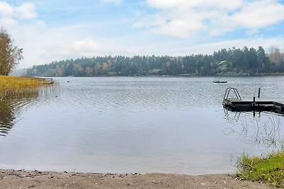 Gemütlicher Rückzugsort im Wald mit Whirlpool
