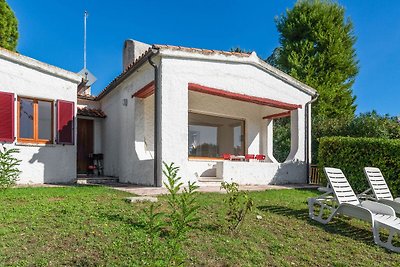 Gemütliches Ferienhaus mit Garten in Villaggi...