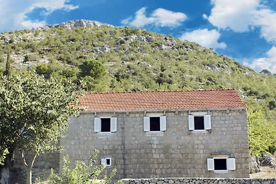 Casa in pietra a Brotnice con vasca...