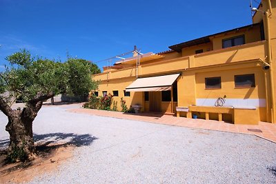 Schönes Cottage in Vila-sacra mit Terrasse