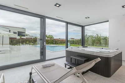 Villa in Tinjan mit Schwimmbecken