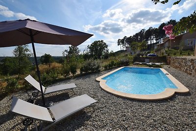 Beeindruckende Villa mit Blick auf den Hügel