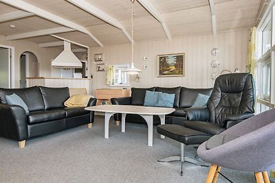 Geräumiges Ferienhaus in Sjølund mit Sauna