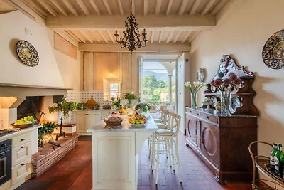 Luxusvilla und Pool in Lucca