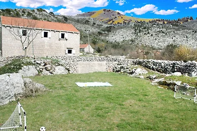 Casa in pietra a Brotnice con vasca...