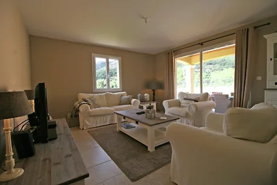 Eigentijdse villa met zwembad