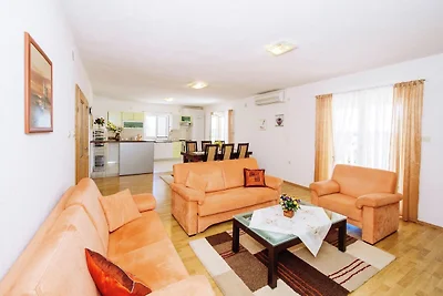 Modernes Ferienhaus in Kakma mit Swimmingpool