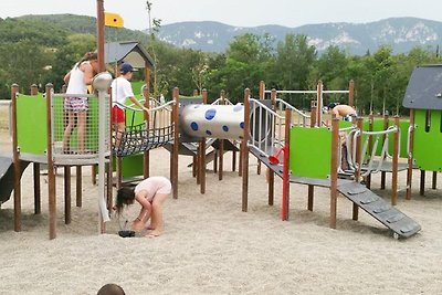 Ampia terrazza vicino a un lago balneabile