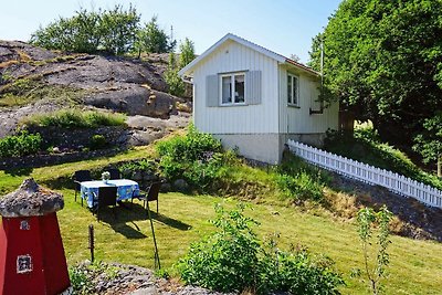 5 person holiday home in KÄLLÖ-KNIPPLA