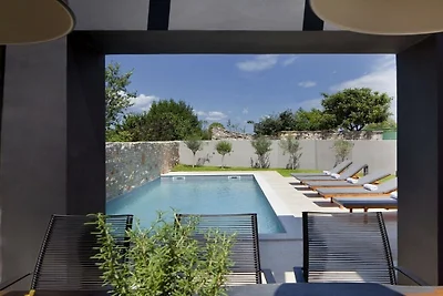 Villa in Banki met zwembad