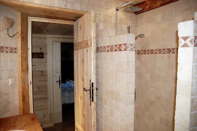 Traditionelles Chalet mit Bergblick