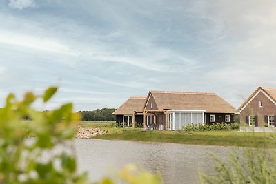 Villa met rieten dak midden in de natuur